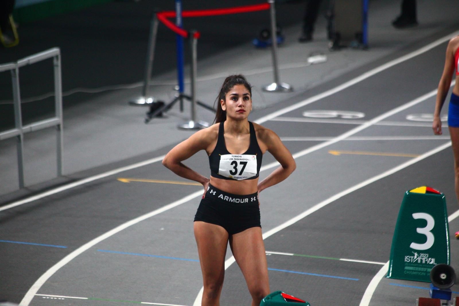 Alev Derin on the track before competition — 2023 Istanbul Indoor Athletics